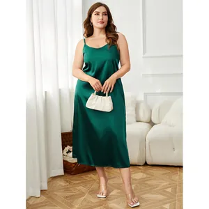 Nuisette en satin vert émeraude grande taille avec bretelles élégantes pour femmes