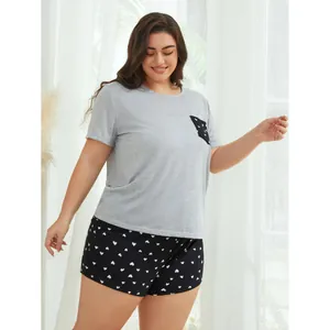 Conjunto de pijama de dos piezas talla grande con camiseta gris y pantalón de corazones
