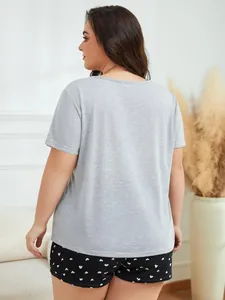 Vista posterior de un pijama gris de talla grande con manga corta y estampado