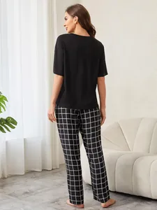 Rückansicht des Damen-Loungewear-Sets mit schwarzem Oberteil und karierter Pyjamahose