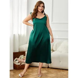 Nuisette élégante en satin vert foncé grande taille, pyjama d'été pour femmes