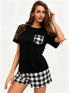 Vista detallada del conjunto de pijama para mujer negro y a cuadros con corazón