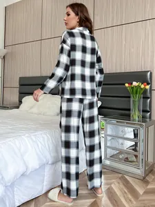 Achteraanzicht van een vrouw in een zwart-wit geruite pyjamaset in een sfeervolle kamer