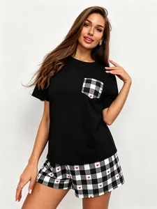 Vista detallada de alta calidad del conjunto de pijama negro y a cuadros para mujer