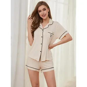 Elegantes Damen Schlafanzug-Set in Creme mit kurzem Arm und dekorativen schwarzen Paspeln