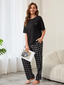 Damen-Sommer-Schlafanzugset mit schwarzem Oberteil und karierter langer Stoffhose