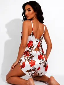 Vista posteriore di un set pigiama in raso a fiori con spacco sexy sulla schiena