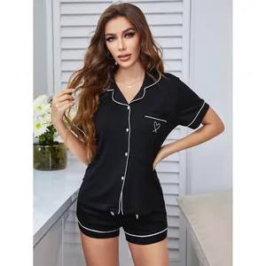 Klassisches schwarzes 2-teiliges Damen-Pyjama-Set mit Paspelierung und Herz-Stickerei-Details