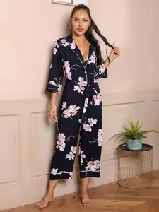 Vue détaillée du pyjama combinaison à fleurs bleu marine pour femme avec ceinture nouée
