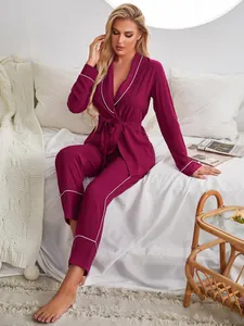 Elegante set pigiama bordeaux con vestaglia a maniche lunghe e pantaloni