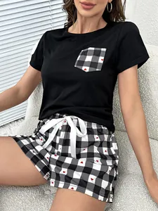 Detalle del conjunto de pijama de manga corta para mujer con diseño de corazón