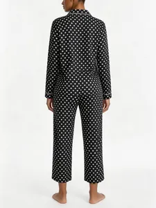 Achteraanzicht van zwarte pyjama met stippen voor dames met shirt met lange mouwen