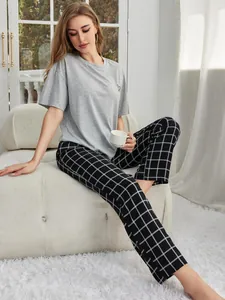 Gemütliches graues Schlafanzug-Set für Damen mit kurzärmeligem T-Shirt und Karohose