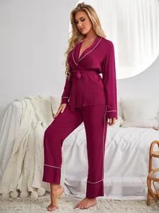 Elegante pigiama bordeaux con vestaglia a maniche lunghe e pantaloni con profili