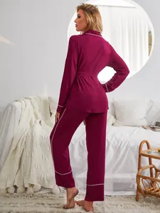 Vista posteriore di un elegante set pigiama bordeaux da donna con profili bianchi