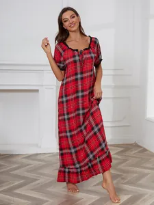 Longue nuisette à carreaux rouge et noir avec manches courtes et bordure en dentelle