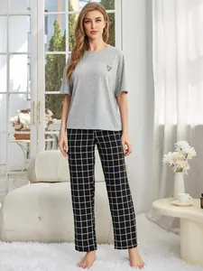 Elegantes Damen-Schlafanzugset mit grauem Kurzarmshirt und schwarz-weiß karierter Hose