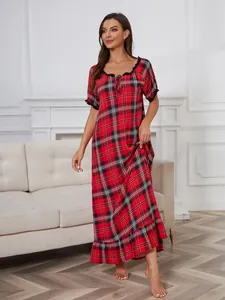 Nuisette longue à carreaux rouges pour femmes présentée dans un cadre de maison