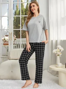 Bequemes graues kurzärmeliges Schlafanzug-Set mit klassischer schwarz-weißer Karohose