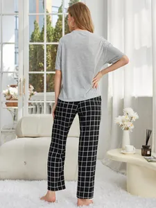 Rückansicht eines grauen Kurzarm-T-Shirts und einer karierten Schlafanzughose für Damen Set