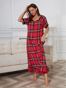 Vue debout d'une chemise de nuit à carreaux rouges montrant la coupe ample et l'ourlet volanté