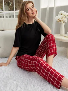 Bequemes Damen-Pyjama-Set mit schwarzem Herz-T-Shirt und roter Karo-Loungewear-Hose