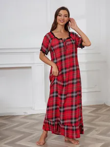 Vue complète d'une chemise de nuit longue à carreaux rouges avec bordure en dentelle