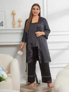 Elegante set pigiama 3 pezzi in raso nero taglie forti per donna in ambiente casa