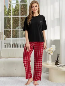 Lässiges Damen-Pyjama-Set mit schwarzem Kurzarm-Top und rot-weiß karierter Hose