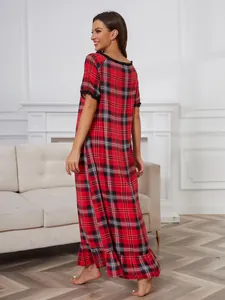 Vue arrière d'une longue chemise de nuit à carreaux rouges avec dentelle sur un mannequin.