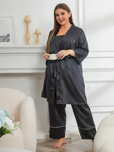 Elegante lucentezza del raso nero e dettaglio ricamo a cuore sulla vestaglia taglie forti