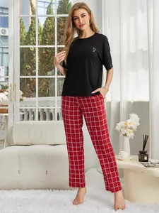 Gemütlicher Damen-Pyjama-Set mit schwarzem Kurzarm-T-Shirt und roten Karohosen