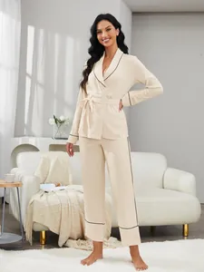 Elegante set pigiama due pezzi color crema da donna con raffinati bordi neri