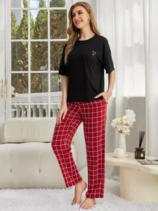 Lässiges zweiteiliges Schlafanzug-Set mit schwarzem Herz-T-Shirt und rot karierter Hose
