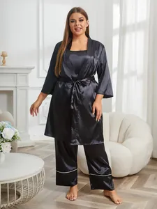 Vista di una modella che indossa un set pigiama in raso nero a 3 pezzi taglie forti.
