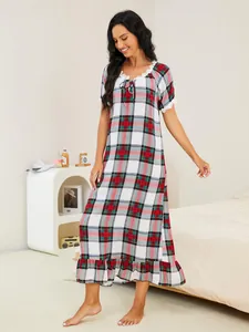 Vue complète d'une chemise de nuit à carreaux avec décolleté en dentelle et ourlet volanté.