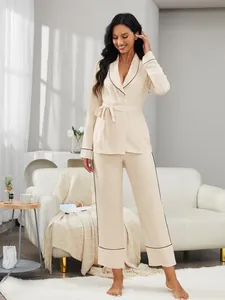 Elegante set pigiama da donna color crema a maniche lunghe con profili neri a contrasto