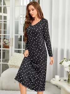 Détail de la chemise de nuit noire à manches longues avec imprimé de petits cœurs blancs