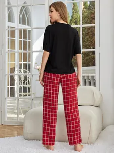 Rückansicht eines Sommer-Loungewear-Sets mit schwarzem T-Shirt und roter Karohose