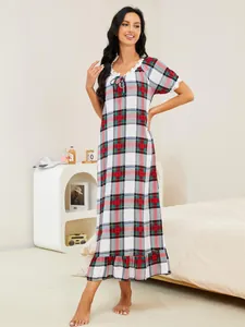 Chemise de nuit longue à carreaux avec dentelle et manches courtes dans une chambre douillette.