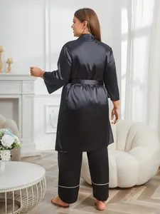 Vista posteriore di un lussuoso accappatoio e pantaloni in raso nero taglie forti