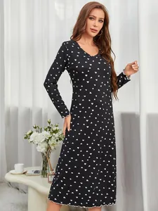 Vue détaillée d'une chemise de nuit femme à manches longues avec motif petits cœurs blancs.
