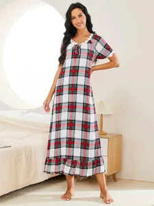 Vue en pied d'une chemise de nuit longue à carreaux rouges pour femme avec dentelle