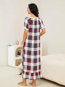 Vue arrière complète d'une chemise de nuit longue à carreaux rouges avec dentelle et volant