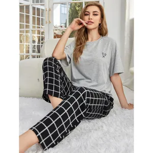 Gemütliches 2-teiliges Damen-Pyjama-Set mit grauem Herz-T-Shirt und schwarz karierter Hose
