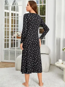 Vue arrière d'une chemise de nuit noire à manches longues avec motifs de cœurs blancs