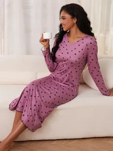 Élégante chemise de nuit violette à manches longues avec imprimé cœur romantique