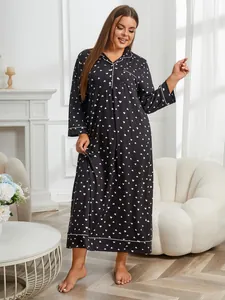 Dettaglio di camicia da notte taglie forti a maniche lunghe con cuori e bordi rifiniti