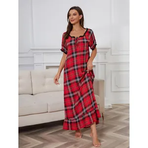 Nuisette longue à carreaux rouges pour femme avec bordure en dentelle et manches courtes