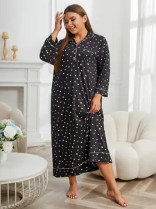 Dettaglio di una camicia da notte taglie forti a maniche lunghe con stampa a cuori bianchi